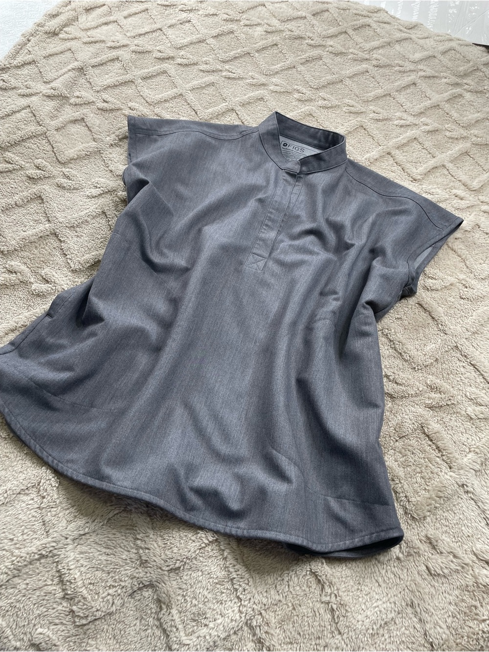 Figs Grey Sleeveless Mandarin Collar Scrub Shirt Size Small Medical Staff